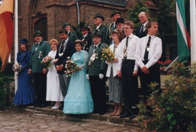 1987 Vorbeimarsch an der Kirche